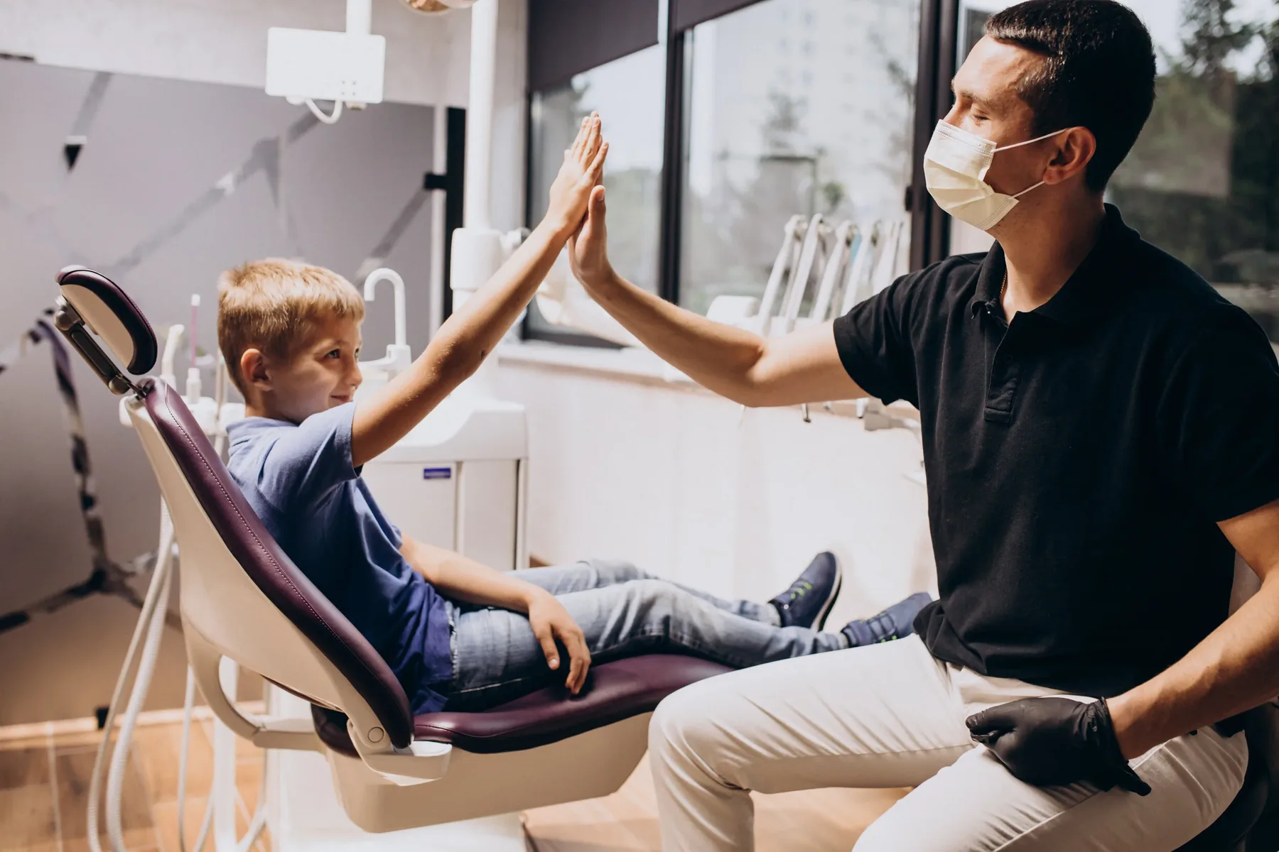 Ilustrație pentru articolul „Mici trucuri ca vizita la dentist să fie relaxantă”