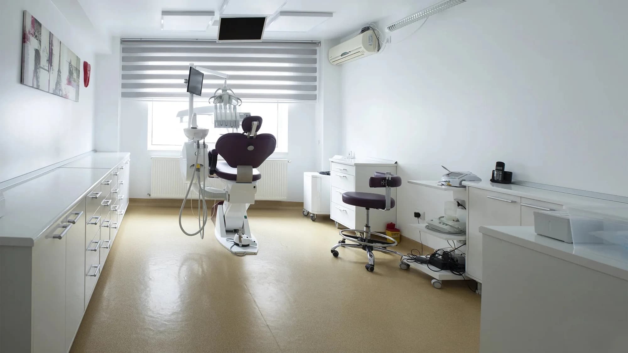 Cabinet de tratament la Stomdas, pregătit pentru terapia parodontală