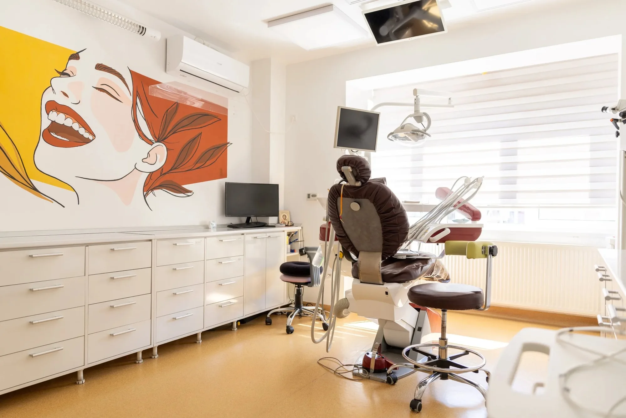Cabinet de estetică dentară la Stomdas, cu pictura murală de pe perete