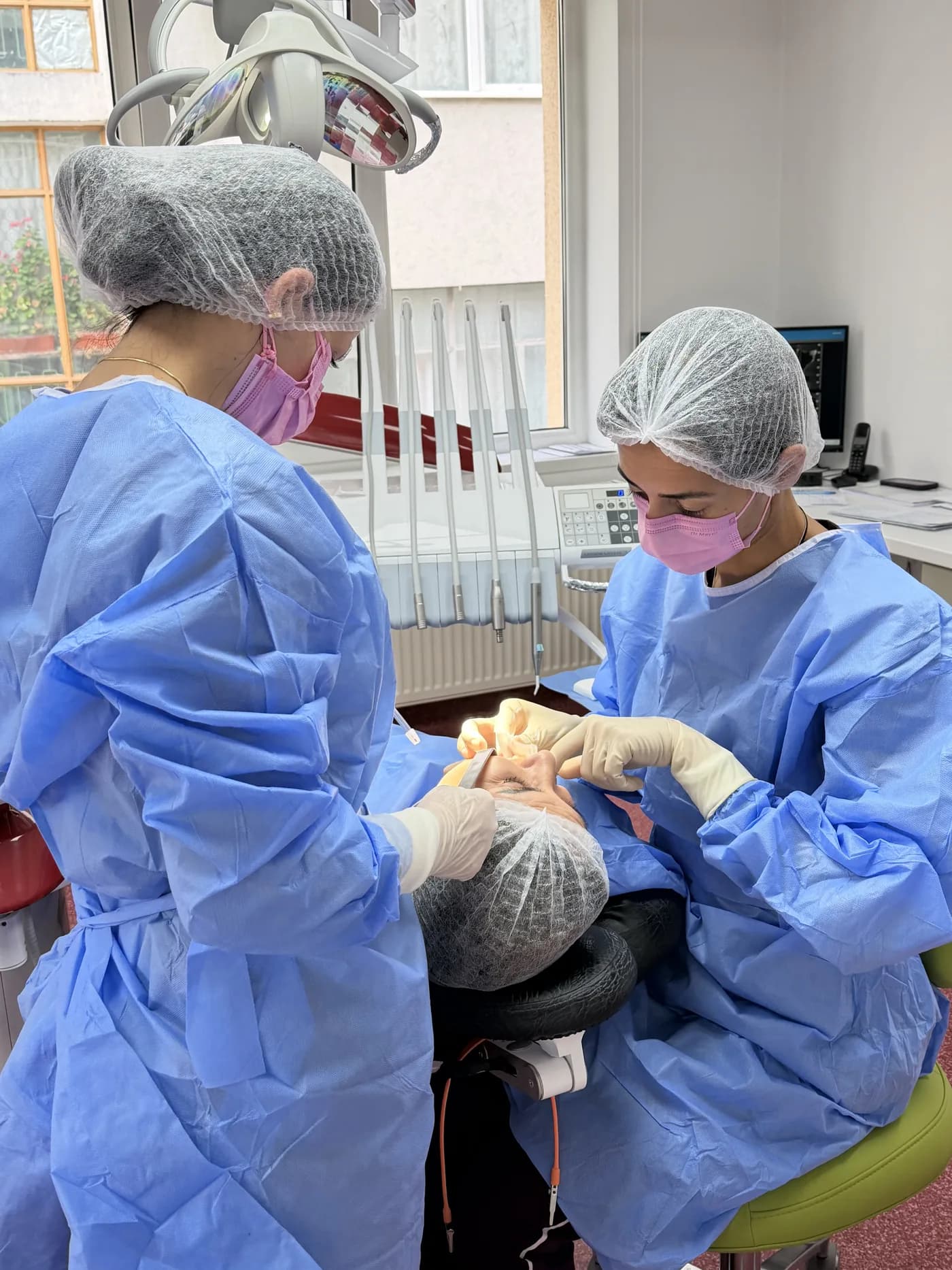 Intervenție de implantologie într-un cabinet al clinicii