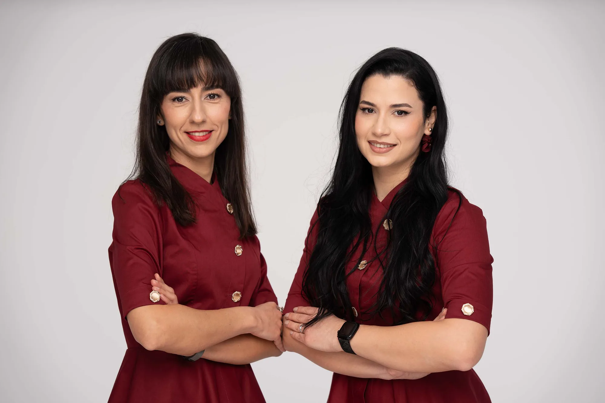 Două membre ale echipei Stomdas, în uniformele clinicii