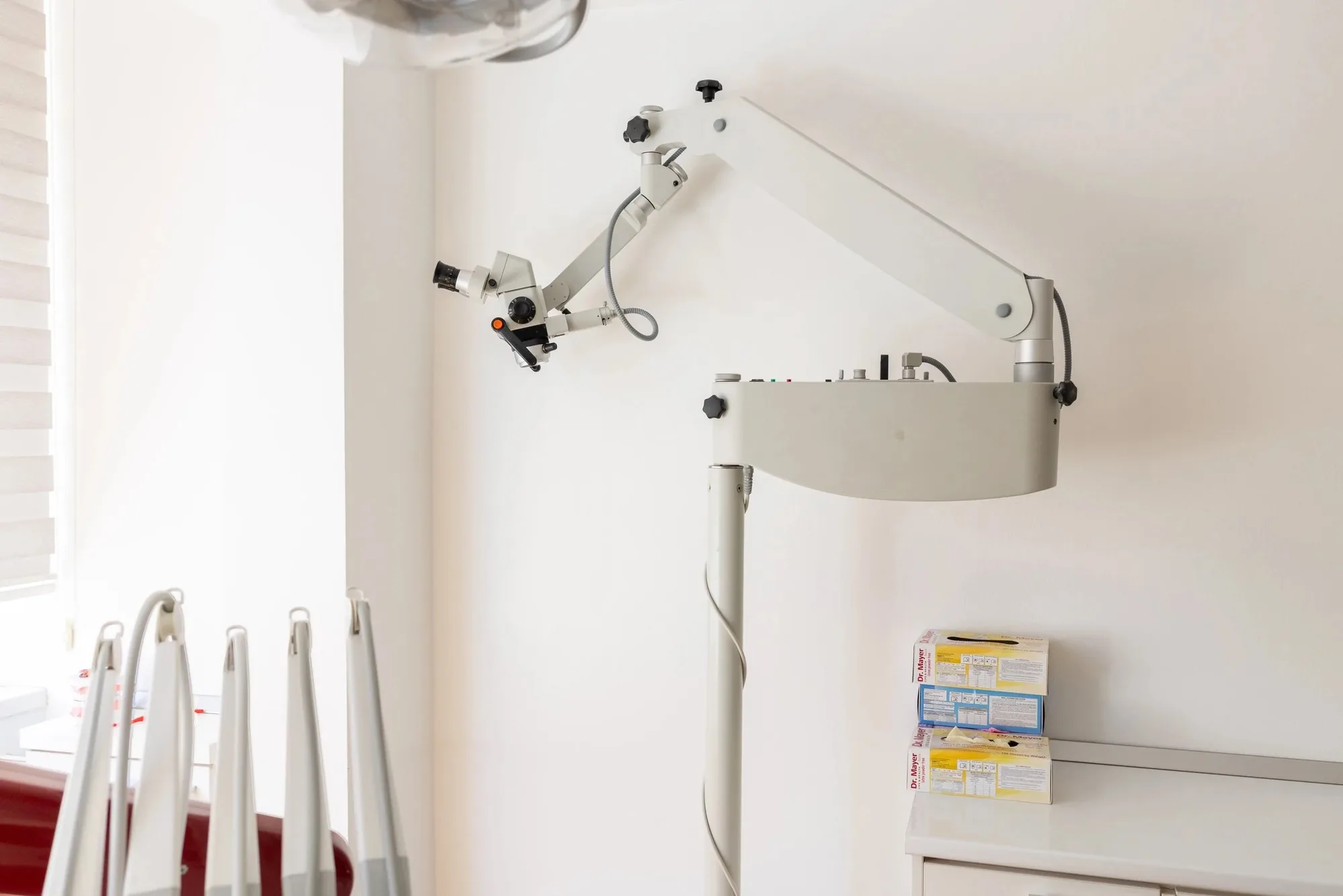 Microscopul dentar montat în cabinetul de la Stomdas