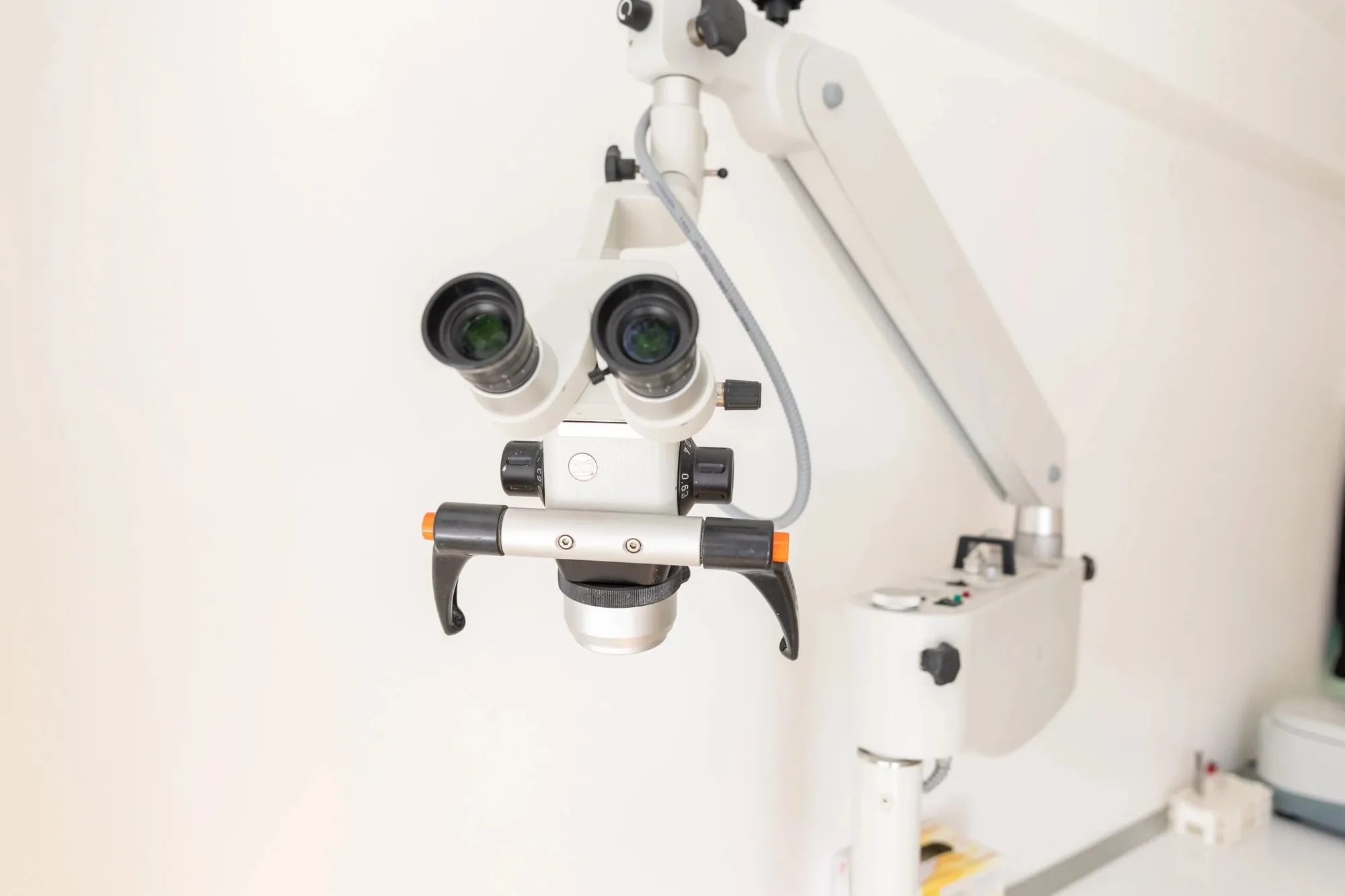 Microscopul dentar din clinică, pregătit deasupra unitului