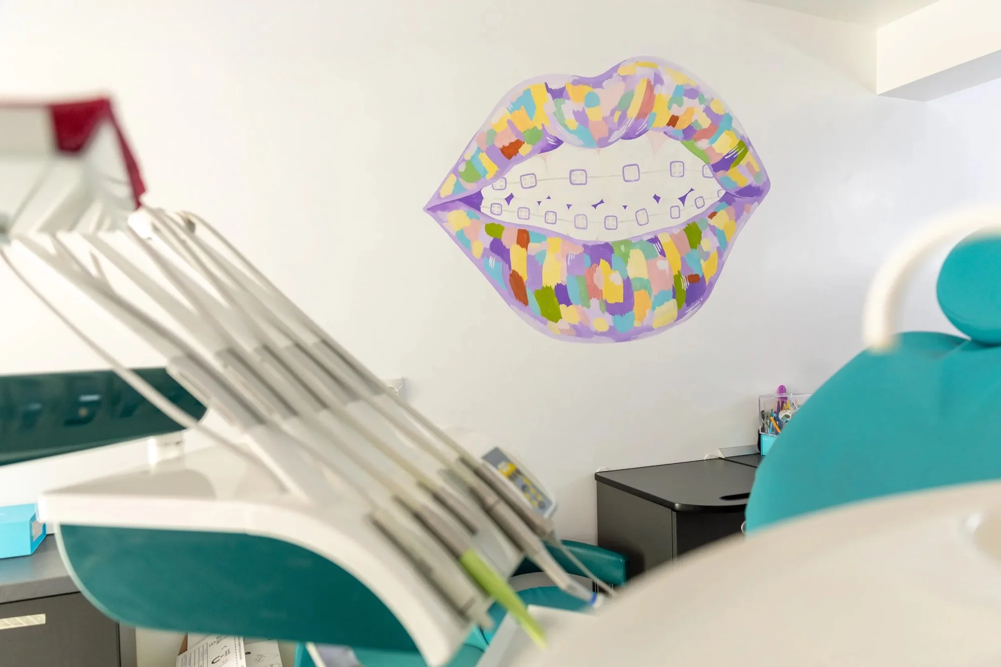 Detaliu al unitului dentar și al instrumentarului pregătit